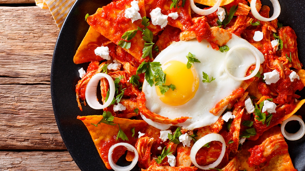 Chilaquiles rancheros con huevo Chilaquiles rancheros con huevo