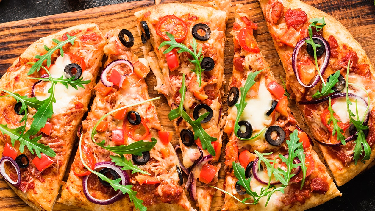 Pizza con queso de cabra, parmesano y aceitunas Pizza con queso de cabra, parmesano y aceitunas