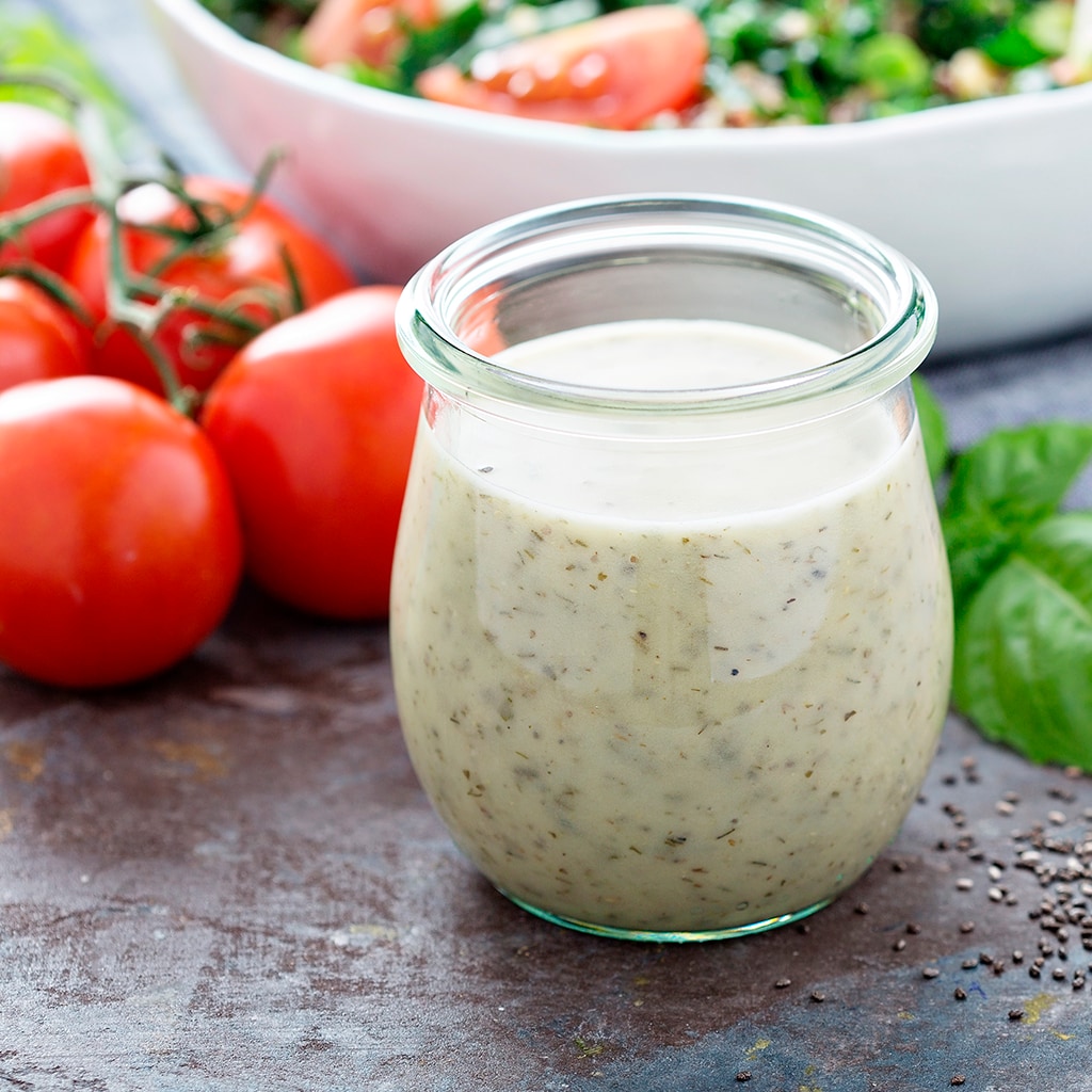 Aderezo Ranch con hierbabuena y albahaca