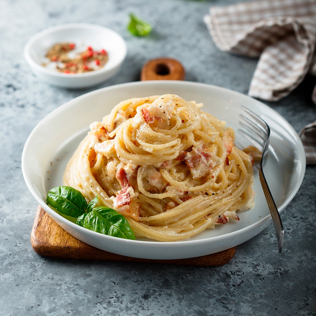 Pasta con pollo y tocino en salsa blanca bechamel Pasta con pollo y tocino en salsa blanca bechamel
