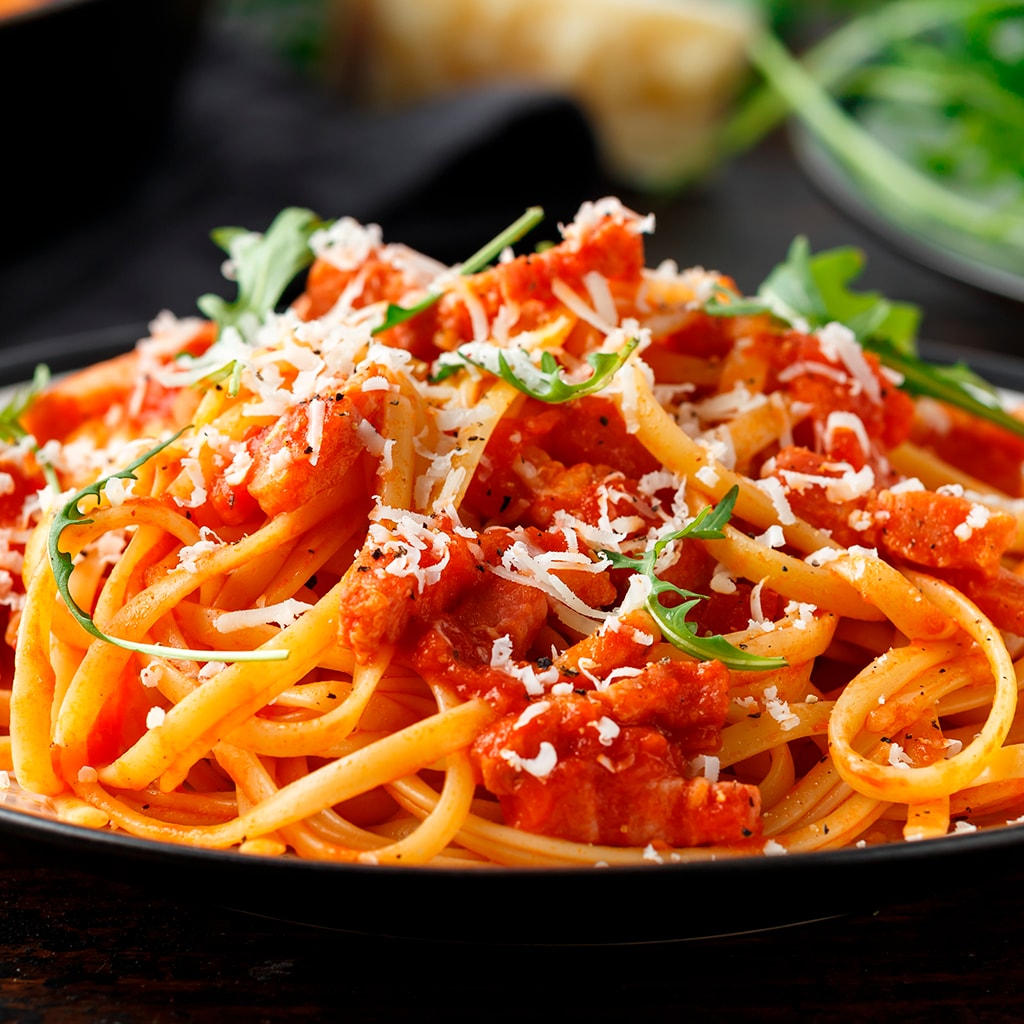 Pasta con pollo y salsa de tomate Pasta con pollo y salsa de tomate