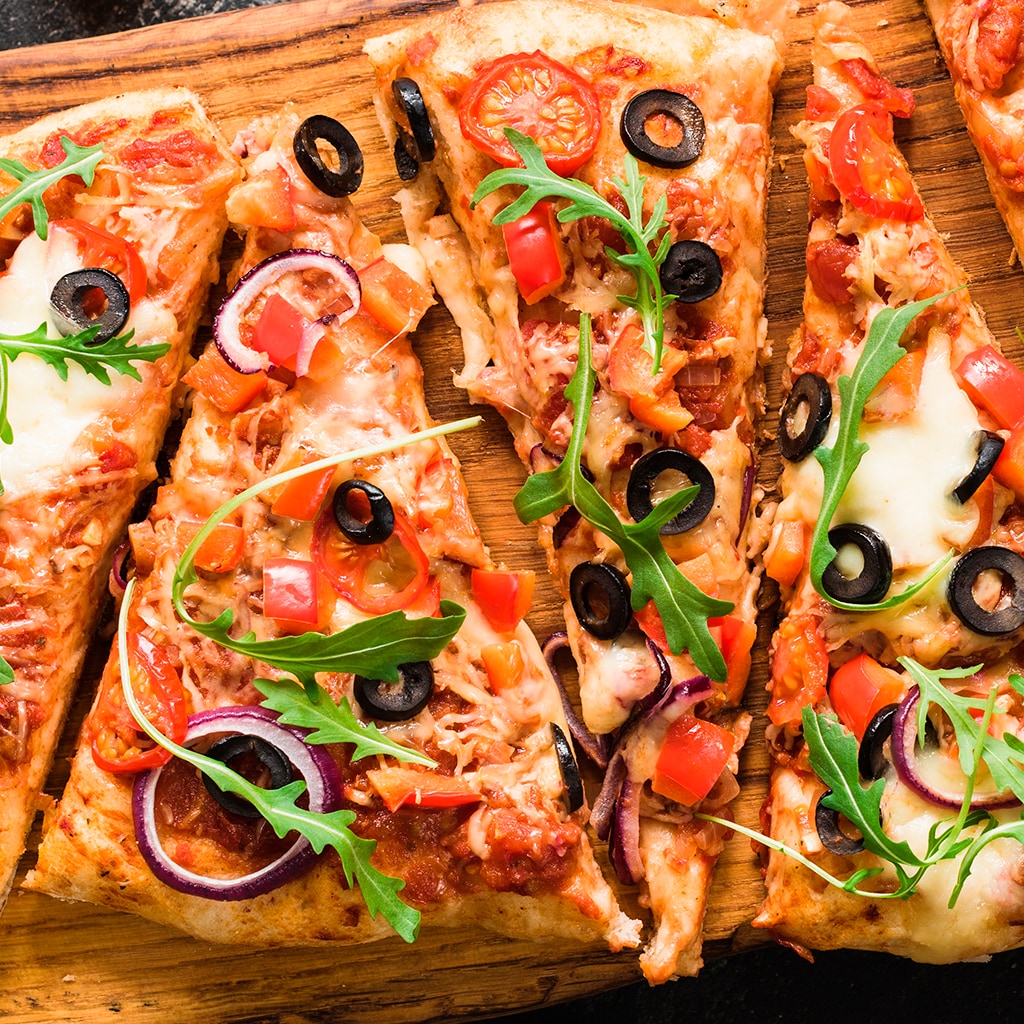 Pizza con queso de cabra, parmesano y aceitunas