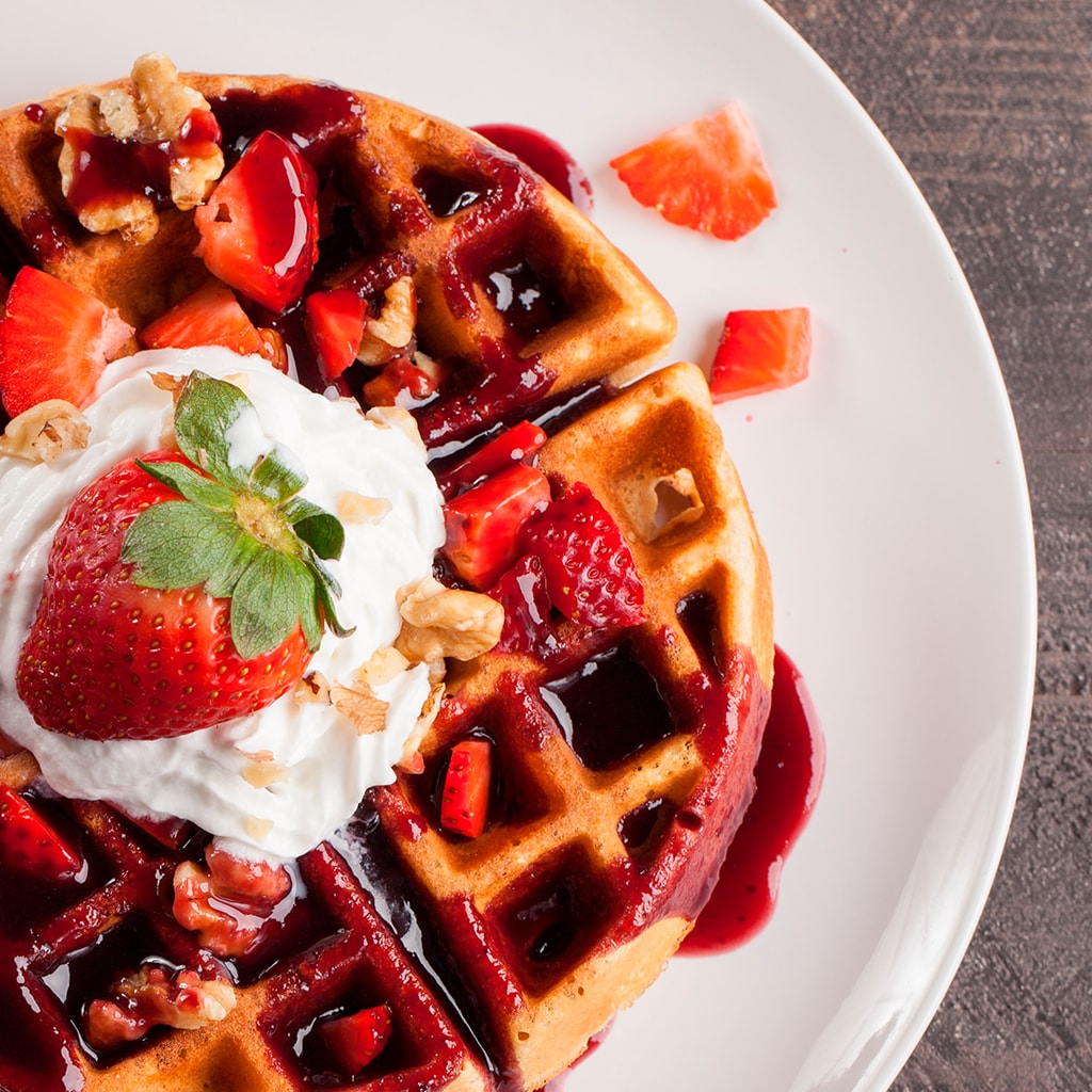 Waffles con salsa de frutos rojos Waffles con salsa de frutos rojos