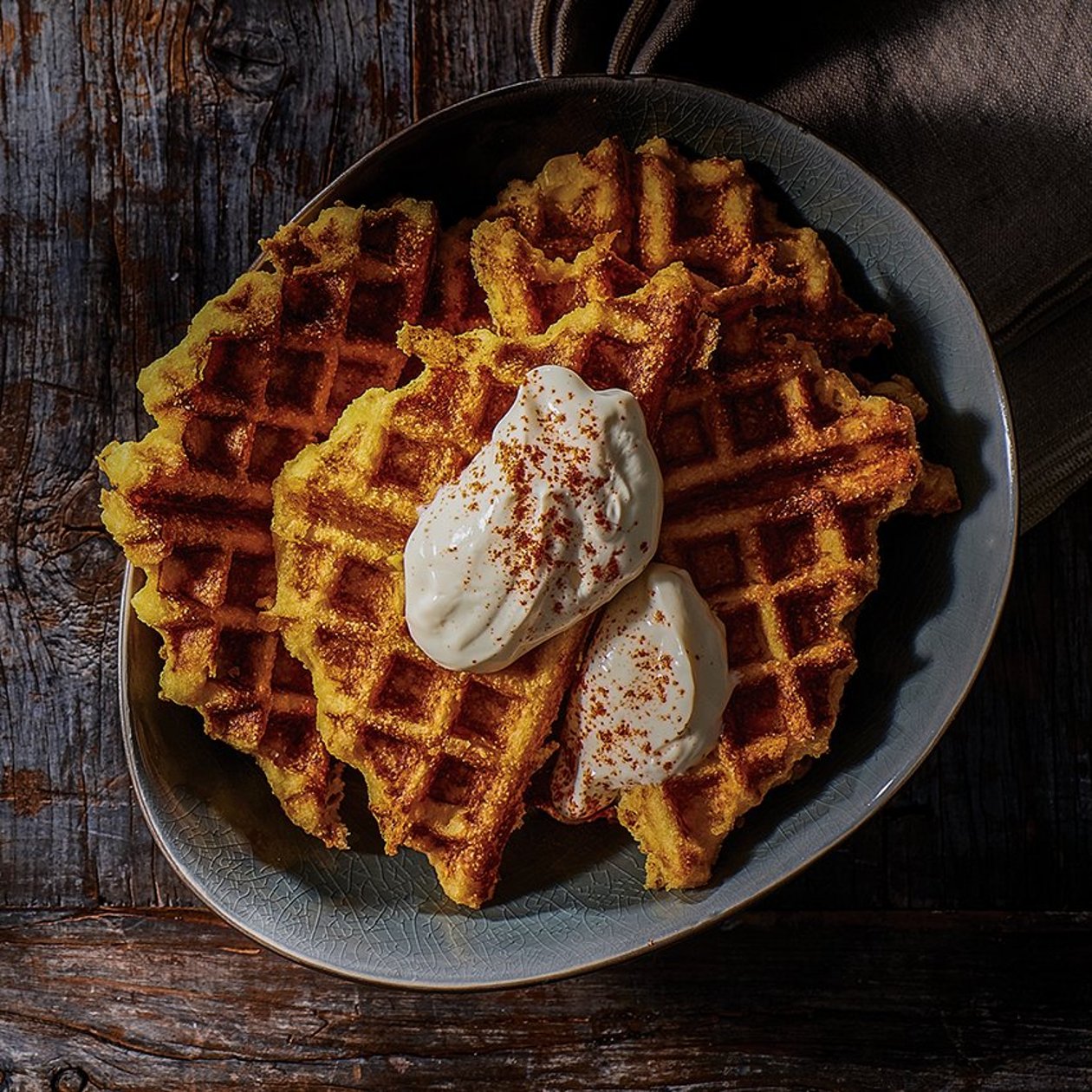 Waffles de elote con queso Cheddar Waffles de elote con queso Cheddar