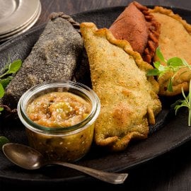 Empanadas Rellenas de Pollo Confit con Salsa Tatemada Empanadas Rellenas de Pollo Confit con Salsa Tatemada