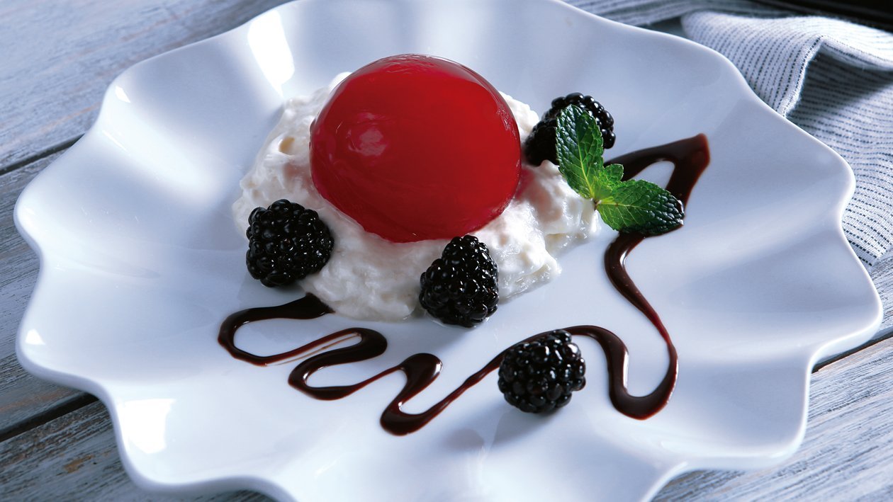 Esfera de Fresa Sobre Espuma de Amaretto y Salsa de Chocolate Esfera de Fresa Sobre Espuma de Amaretto y Salsa de Chocolate