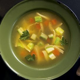 Caldo de Pollo con Vegetales Caldo de Pollo con Vegetales