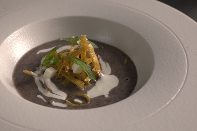 Crema de Frijol Negro con Juliana de Tortilla y Queso Fresco Crema de Frijol Negro con Juliana de Tortilla y Queso Fresco