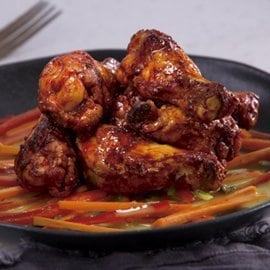 Muslitos BBQ Con Vegetales Frescos Muslitos BBQ Con Vegetales Frescos