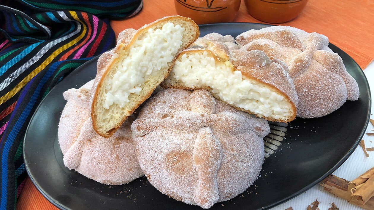 Pan de Muerto Relleno de Arroz Con Leche Pan de Muerto Relleno de Arroz Con Leche