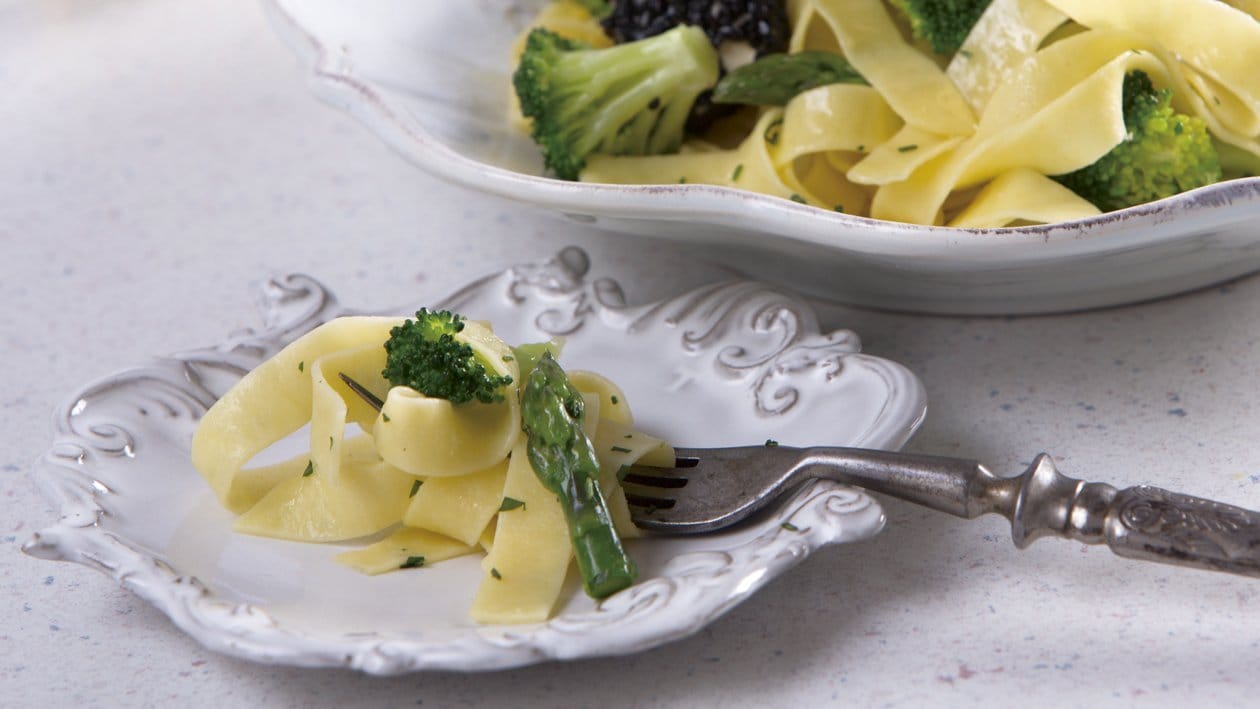 Pasta con Vegetales y Tofu Empanizado con Ajonjolí