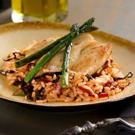 Pechuga de Pollo Asada con Espárragos, Arroz a los 3 Chiles y Jus de Pollo Pechuga de Pollo Asada con Espárragos, Arroz a los 3 Chiles y Jus de Pollo