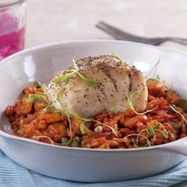 Pescado Asado en Cama de Arroz a la Veracruzana, Vegetales Salteados y Espuma de Chile Güero Pescado Asado en Cama de Arroz a la Veracruzana, Vegetales Salteados y Espuma de Chile Güero