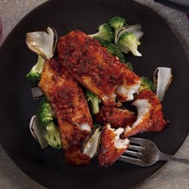 Pescado Cocinado al Humo con Chile Guajillo Pescado Cocinado al Humo con Chile Guajillo