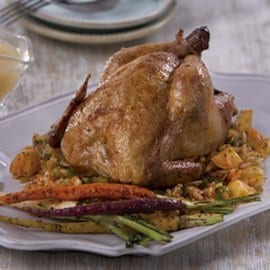 Pollito Relleno de Arroz, con Vegetales Asados y Jus de Pollo Pollito Relleno de Arroz, con Vegetales Asados y Jus de Pollo