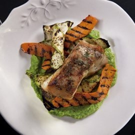 Róbalo Marinado en Cítricos con Puré de Chícharo y Láminas de Vegatales al Grill Róbalo Marinado en Cítricos con Puré de Chícharo y Láminas de Vegatales al Grill