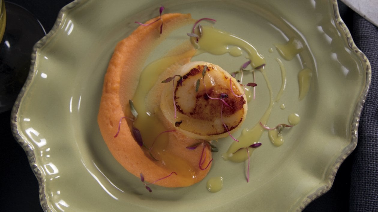 Vieiras Marinadas Con Puré de Pimiento Rojo y Salsa de Naranja