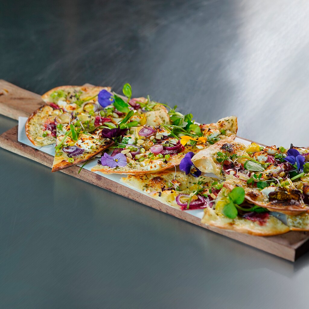 Pan pita con betabel y queso de cabra