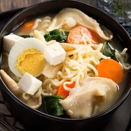 Ramen de Vegetales con Huevo y Queso Panela Ramen de Vegetales con Huevo y Queso Panela