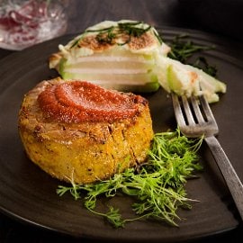 Filete de res con costra de mostaza,  salsa de chile cascabel y lasaña de chayote Filete de res con costra de mostaza,  salsa de chile cascabel y lasaña de chayote