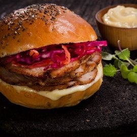 Torta de Lechón Adobado en Pan de Chía con Escabeche de Col y Cebolla Morada Torta de Lechón Adobado en Pan de Chía con Escabeche de Col y Cebolla Morada