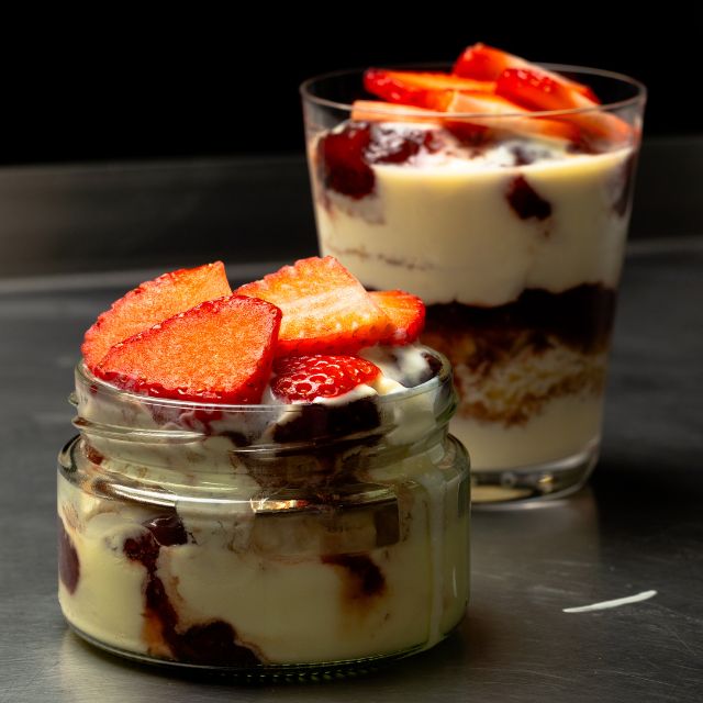 TIRAMISÚ DE FRESA CON CREMA DE FLAN