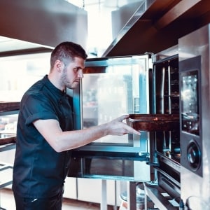 Chef utilizando horno. Chef utilizando horno.