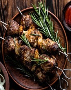Brochetas de Cerdo Marinadas al Romero Brochetas de Cerdo Marinadas al Romero