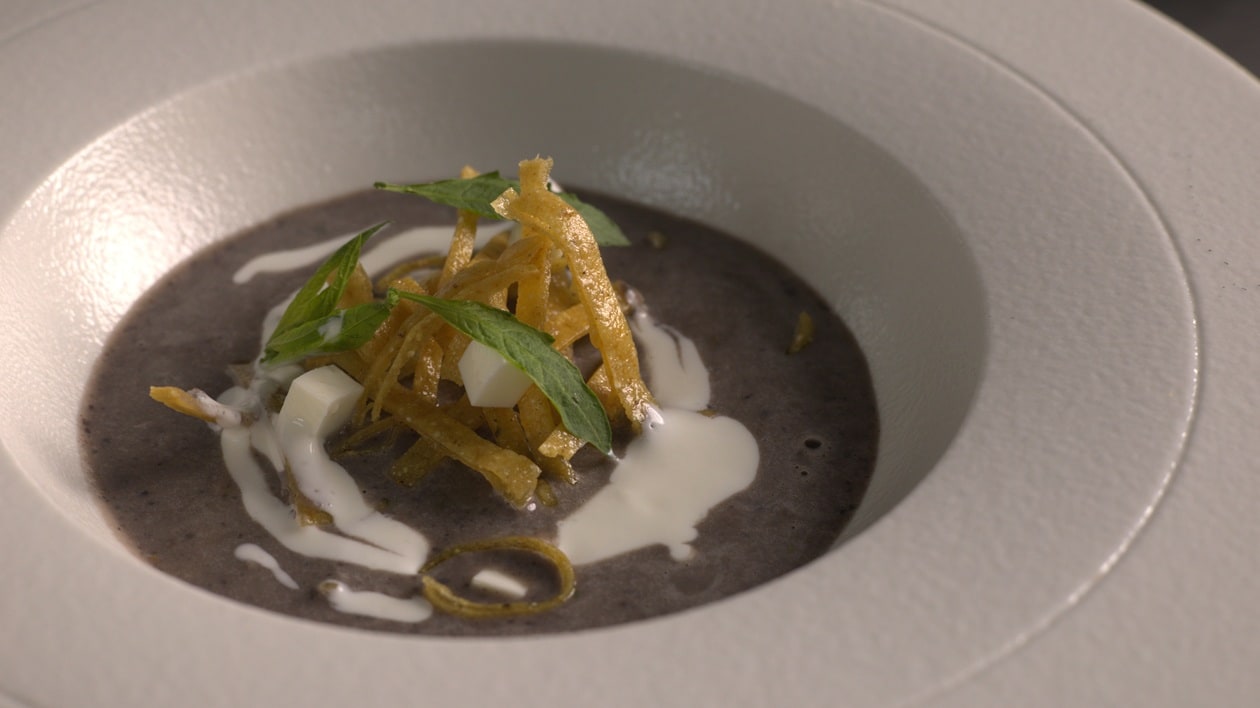 Crema de Frijol Negro con Juliana de Tortilla y Queso Fresco – - Receta