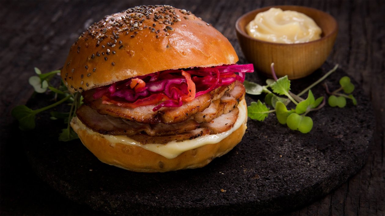 Torta de Lechón Adobado en Pan de Chía con Escabeche de Col y Cebolla Morada – - Receta