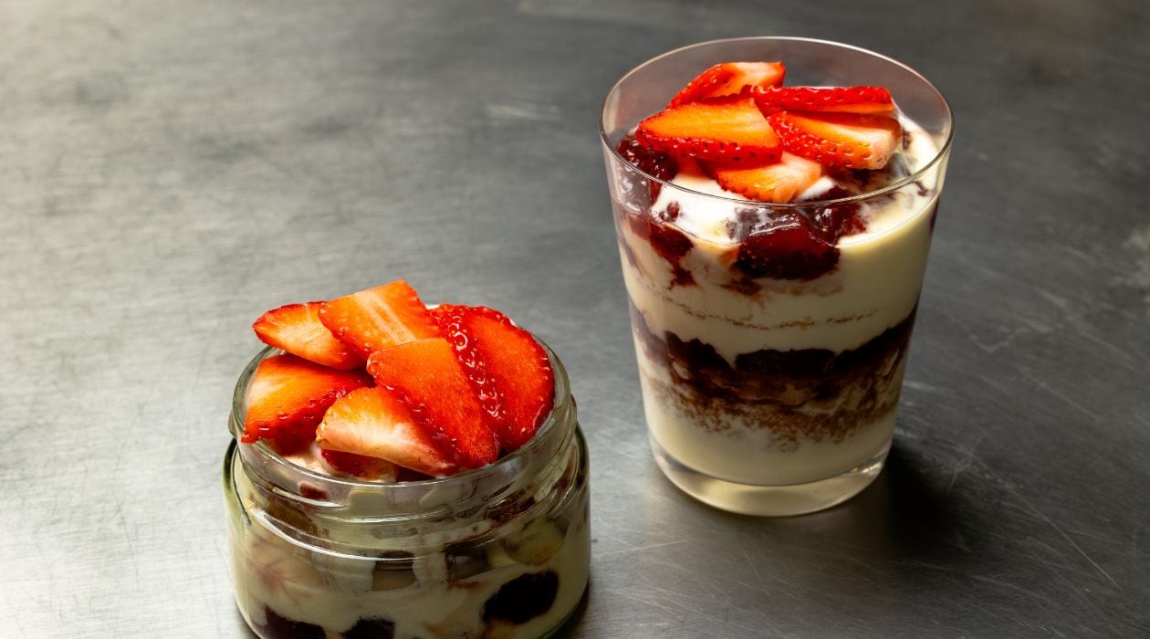 TIRAMISÚ DE FRESA CON CREMA DE FLAN – - Receta