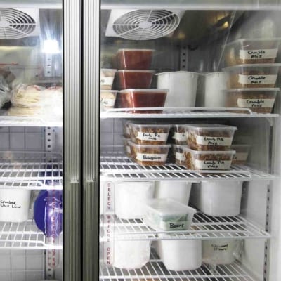 chef-tomando-ingredientes-de-refrigerador chef-tomando-ingredientes-de-refrigerador