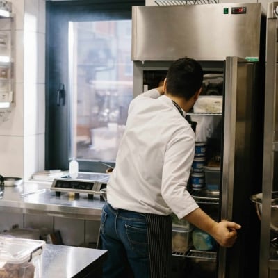 chef-tomando-ingredientes-de-refrigerador chef-tomando-ingredientes-de-refrigerador