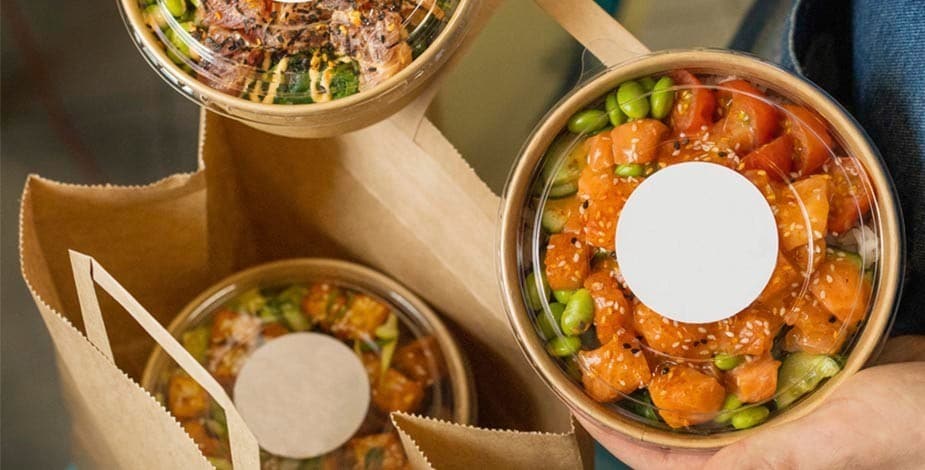 : delivery de bowls, poke bowls, en contenedores biodegradables y circulares, y bolsa de papel madera