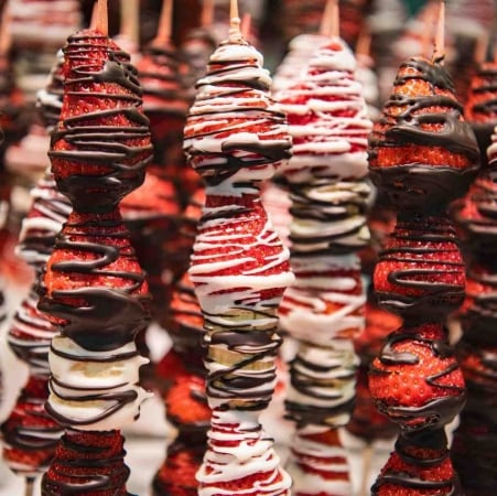 Brochetas de fresas enteras, bañadas con hilos de chocolate blanco y chocolate negro. Brochetas de fresas enteras, bañadas con hilos de chocolate blanco y chocolate negro.