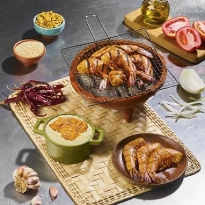 Mesa con varias ollas pequeñas y platos. Contienen camarones salteados, varios tipos de chile, tomates, aceite de oliva, pastas y salsas. Mesa con varias ollas pequeñas y platos. Contienen camarones salteados, varios tipos de chile, tomates, aceite de oliva, pastas y salsas.