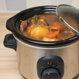 Guisado de carne, papas, brócoli y zanahorias con caldo en una olla de cocción lenta conocida como crockpot. Guisado de carne, papas, brócoli y zanahorias con caldo en una olla de cocción lenta conocida como crockpot.