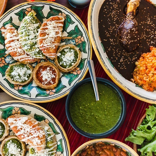 En la misma imagen se muestran varios platillos tradicionales: tacos dorados, sopas, mole poblano, arroz rojo y otros. En la misma imagen se muestran varios platillos tradicionales: tacos dorados, sopas, mole poblano, arroz rojo y otros.