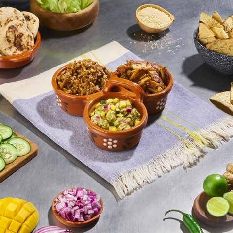 Los tacos de atún fresco, servidos para consumir en un restaurante, recuerdan a una fusión con ceviche. Los tacos de atún fresco, servidos para consumir en un restaurante, recuerdan a una fusión con ceviche.