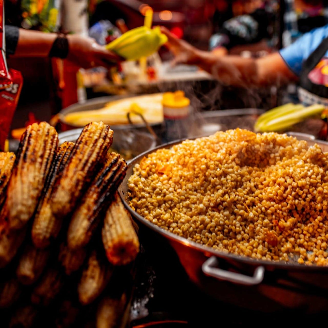 Comida callejera mexicana, con elotes asados listos para vender. Comida callejera mexicana, con elotes asados listos para vender.