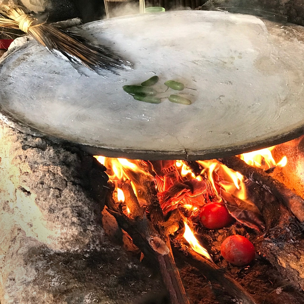 Horno subterráneo encendido, con placa caliente encima de las brasas. Horno subterráneo encendido, con placa caliente encima de las brasas.