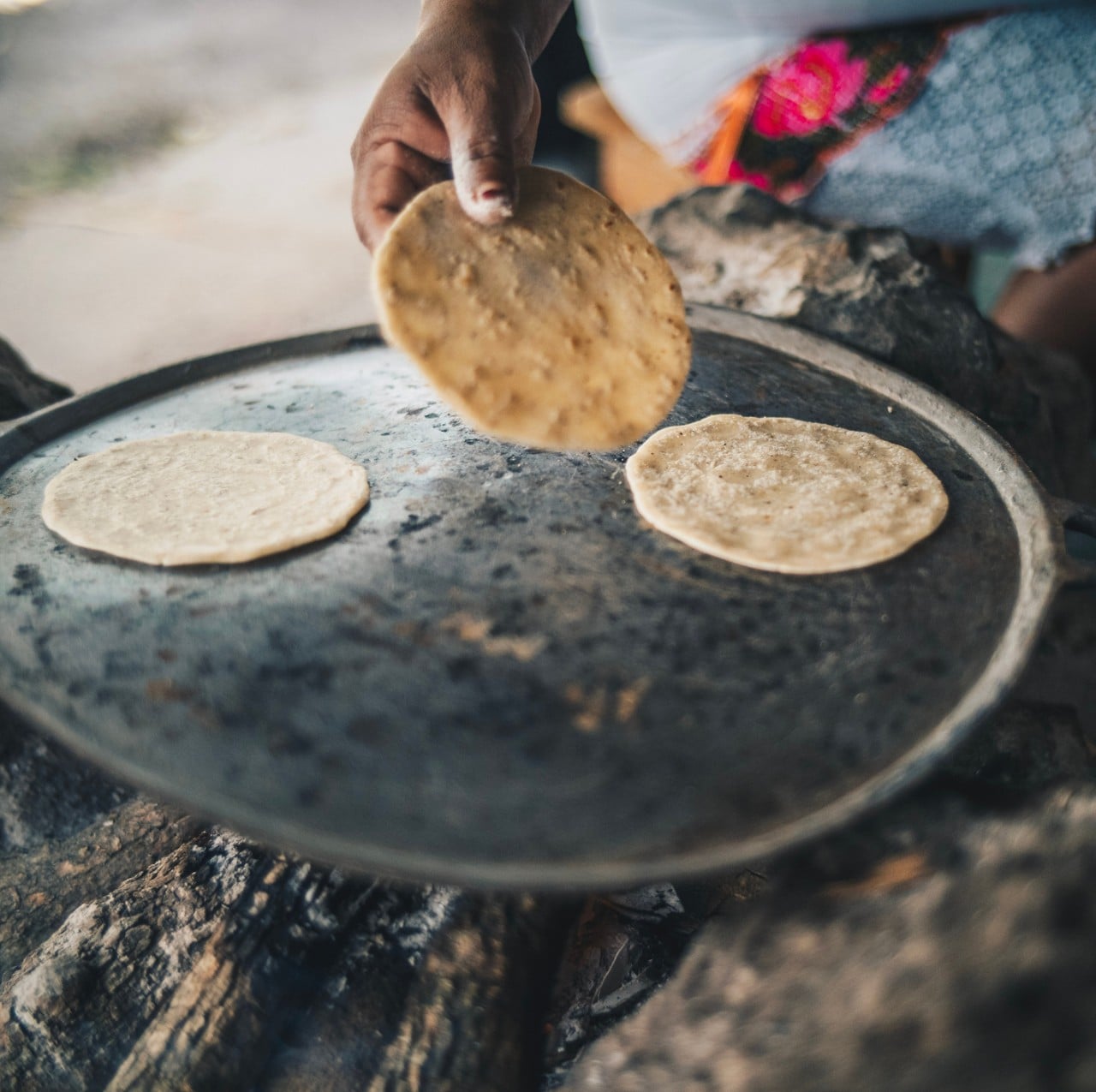 Tortillas preparándose de manera tradicional, en una plancha caliente en un horno de leña. Tortillas preparándose de manera tradicional, en una plancha caliente en un horno de leña.