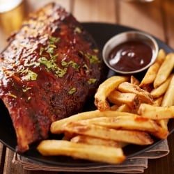 costillas-bbq-con-papas-fritas costillas-bbq-con-papas-fritas