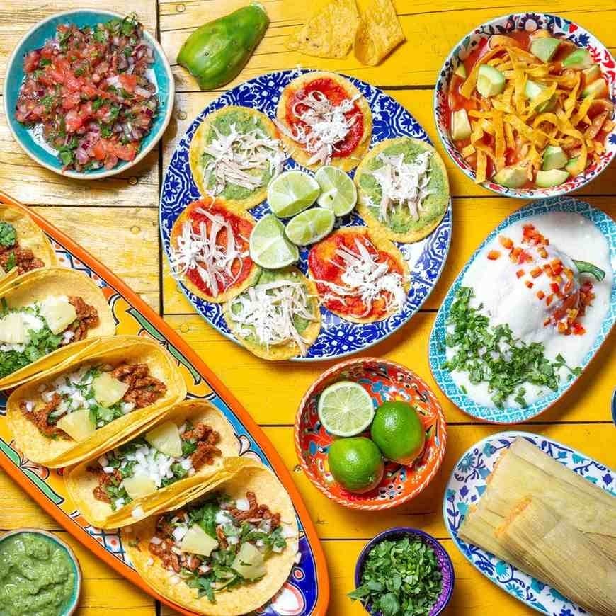 Multiples platillos Mexicanos, sopes, tacos, tamales servidos en la mesa Multiples platillos Mexicanos, sopes, tacos, tamales servidos en la mesa