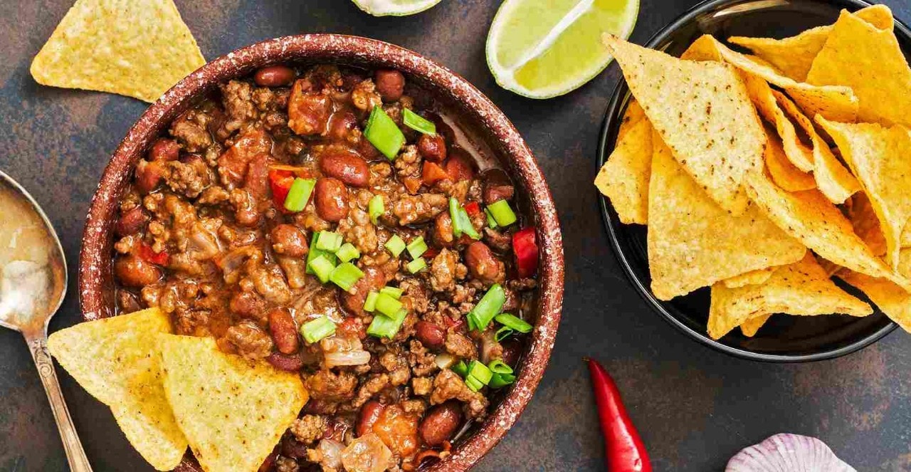 Guisado de chili con carne y totopos Guisado de chili con carne y totopos