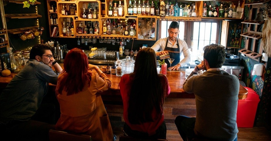 Cómo atender al cliente en la barra para aumentar tus ventas