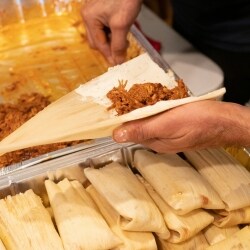 Chef preparando tamales. Chef preparando tamales.