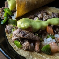 Tacos de cane con salsa de guacamole.