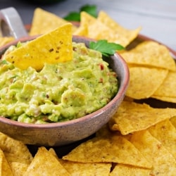 Guacamole con totopos.