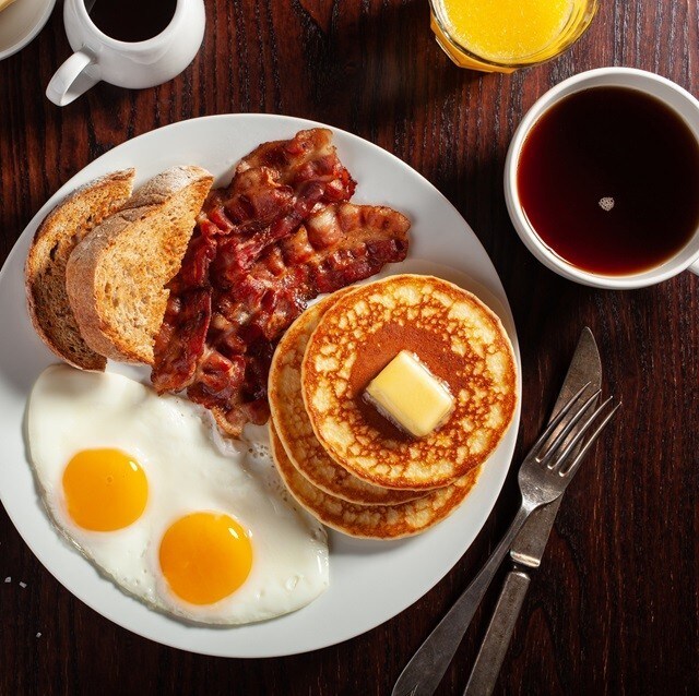 Hot cakes con tocino y huevo. Hot cakes con tocino y huevo.